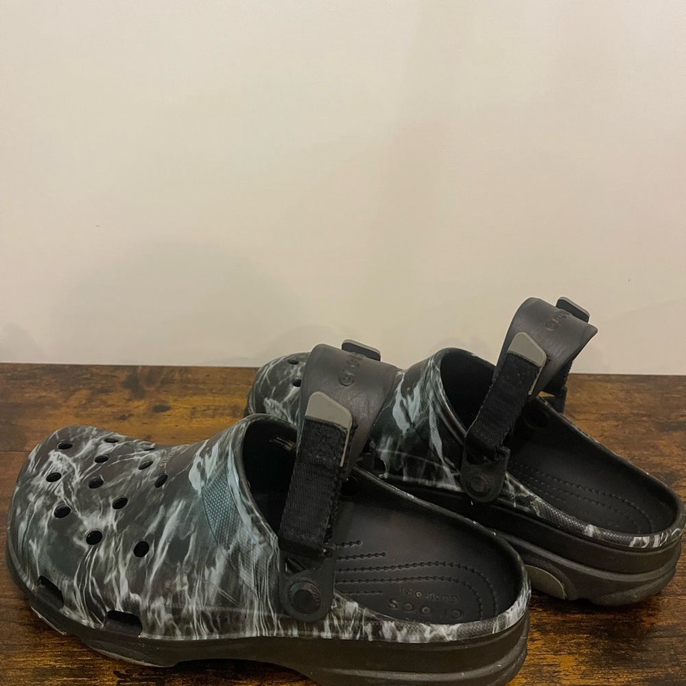 Crocs with adjustable heel